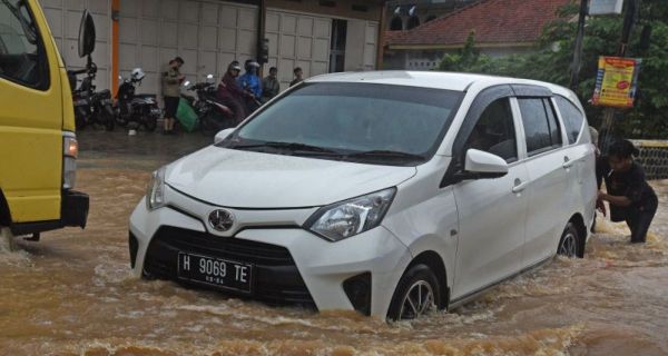 Jangan Abaikan Mobil yang Terkena Banjir, Ini 5 Risikonya - JPNN.com