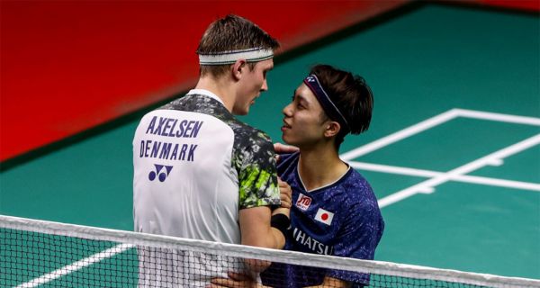 Juara Malaysia Open 2023, Viktor Axelsen Lempar Raket ke Tribune - JPNN.com