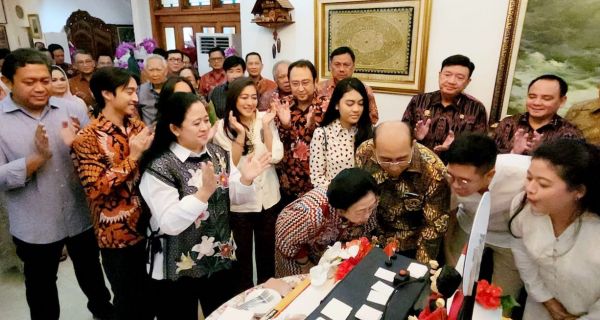 Suasana Perayaan Ultah ke-76 Megawati, Ada Kue Dihiasi Patung Anime Diapit Dwiwarna - JPNN.com