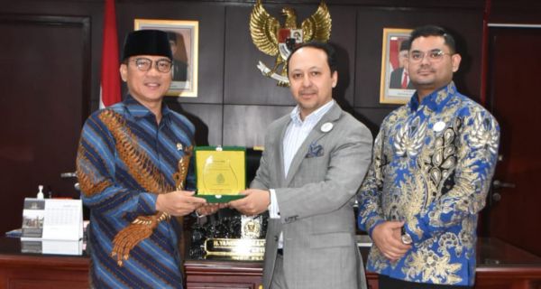 Wakil Ketua MPR Yandri Susanto Raih Penghargaan dari Green Climate International - JPNN.com