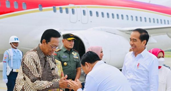 Prabowo Menunduk kepada Gubernur DIY, Jokowi Tertawa, Lihat - JPNN.com