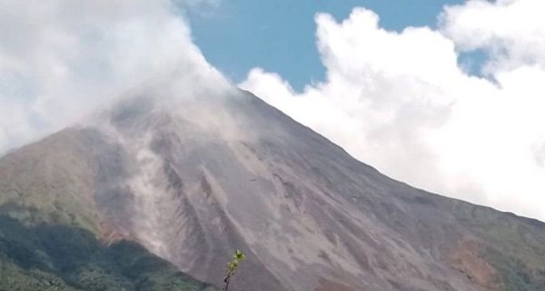 Awan Panas Guguran di Gunung Karangetang Sulut Masih Terjadi - JPNN.com