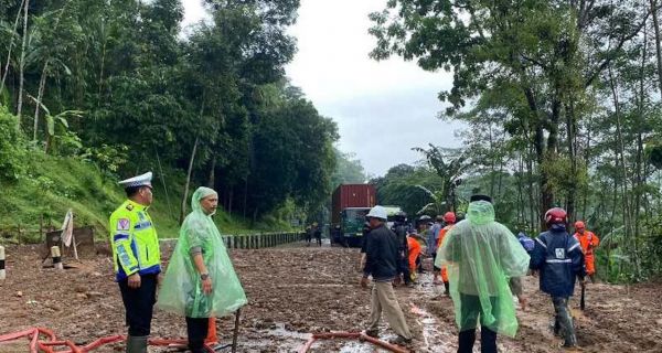 Petugas Bersihkan Longsor yang Menutup Jalan Yogyakarta-Semarang - JPNN.com