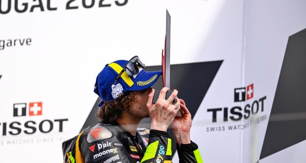 Siapa Pria yang Beradegan Ciuman di Podium MotoGP 2023 Itu? - JPNN.com