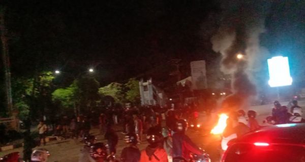 Demo UU Cipta Kerja di Makassar, Mahasiswa dan Warga Saling Serang - JPNN.com