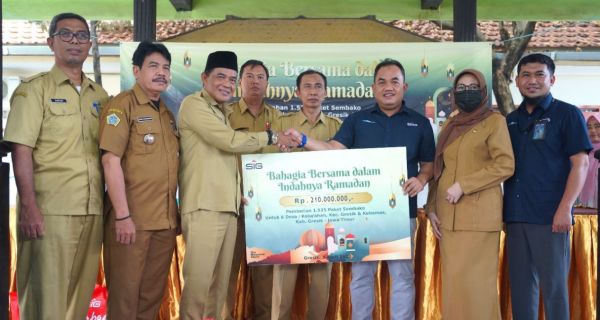 Safari Ramadan, SIG Bagikan 1.535 Paket Sembako di 6 Desa Kecamatan Gresik - JPNN.com