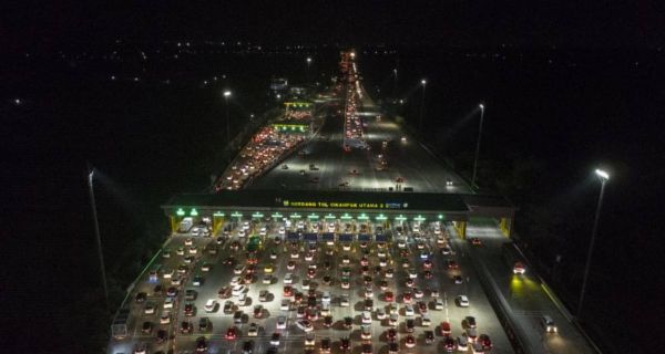 Arus Balik Lebaran, Tol Jakarta-Cikampek dari Karawang Padat - JPNN.com