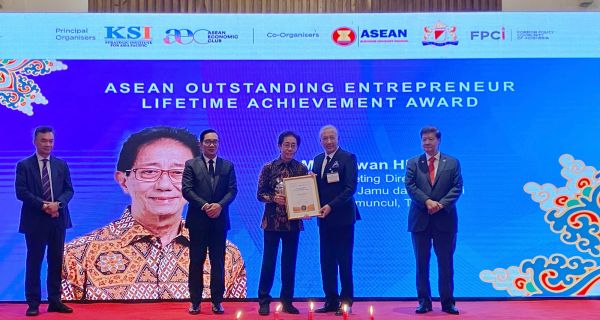 Direktur Sido Muncul Irwan Hidayat Raih ASEAN Outstanding Entrepreneur Lifetime Achievement Award - JPNN.com