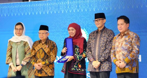 Jatim Juara Umum Anugerah Adinata Syariah KNEKS, Gubernur Khofifah Bilang Begini - JPNN.com