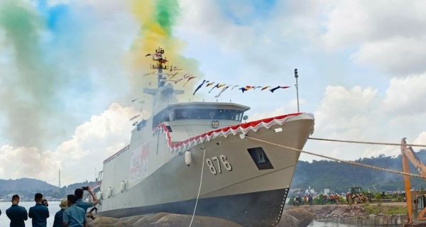 TNI AL Meluncurkan KRI Tuna-876 - JPNN.com