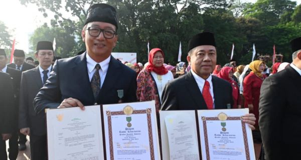 Selamat, 2 Perwira Terbaik Pertamina Raih Satyalancana Wira Karya dari Presiden RI - JPNN.com