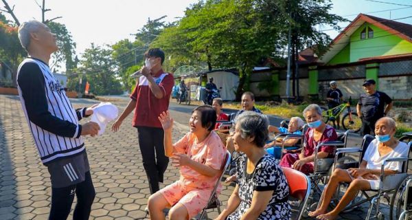 Pak Ganjar Joging Lewat Depan Panti Wreda, Oma Priskila Kaget Lalu Terlihat Ceria - JPNN.com