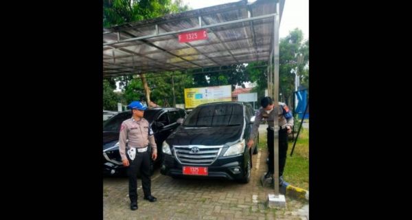 Ini Mobil Dinas yang Viral Menerobos Macet dan Tabrak Pemotor Wanita - JPNN.com