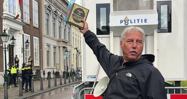 Tokoh Anti-Islam Menista Al-Qur'an di Depan Kedubes RI di Belanda - JPNN.com