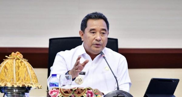 Gerakan Menanam Pisang, Pj Gubernur Sulsel Bahtiar Menggandeng OJK - JPNN.com
