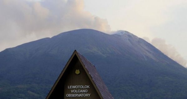 Gunung Ile Lewotolok Erupsi 2 Kali - JPNN.com