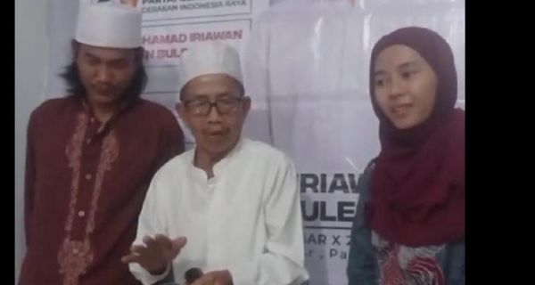 Sentuh Masyarakat Desa, Sukarelawan Iwan Bule Beri Bantuan Cangkul untuk Petani di Ciamis - JPNN.com