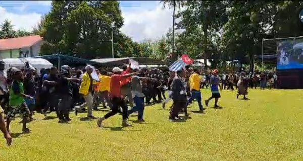 Bendera Bintang Kejora Mewarnai Iring-iringan Jenazah Lukas Enembe - JPNN.com