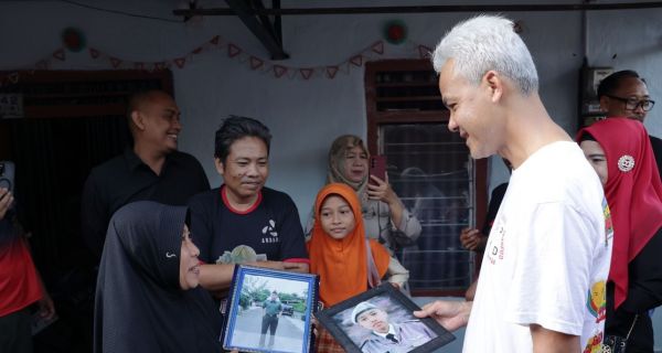 Ibu Rumah Tangga Pamer ke Ganjar: Anak Saya Lulusan SMKN Jateng, Sekarang jadi Tentara, Pak - JPNN.com