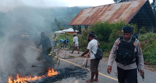 Salah Paham Pemindahan Kotak Suara, Warga Blokir Jalan Trans Papua - JPNN.com