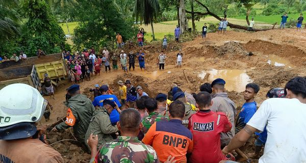 Padang Pariaman Dilanda Banjir dan Tanah Longsor, 3 Orang Meninggal Dunia - JPNN.com