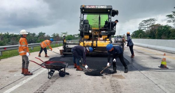 Pastikan Jalan Bebas Lubang Saat Arus Mudik, HK Lakukan Pemeliharaan di Tol JTTS - JPNN.com