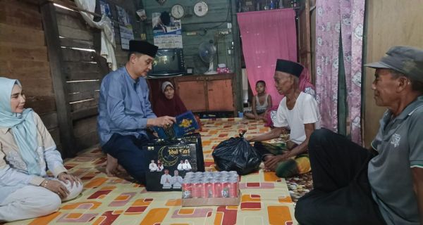 Sambut Lebaran, Pj Bupati Muaro Jambi Bachyuni Deliansyah Takbiran Bareng Warga Miskin - JPNN.com