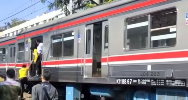 KRL Anjlok di Depan WTC Mangga Dua, KAI Lakukan Hal Ini - JPNN.com