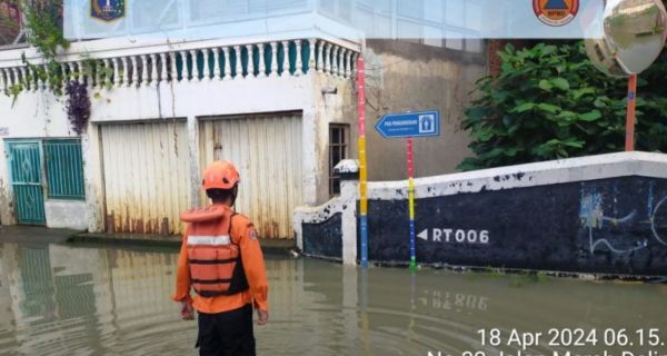 Luapan Kali Ciliwung, Jakarta Banjir Hari Ini, Catat Lokasinya - JPNN.com