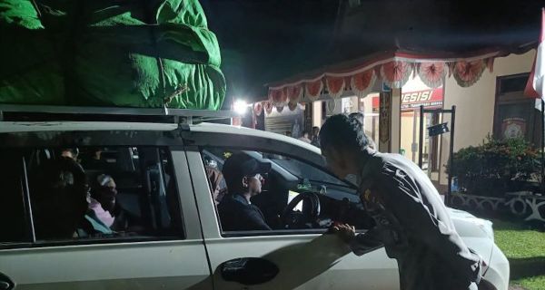 Polisi Menggagalkan Penyelundupan Puluhan PMI di Badau Perbatasan RI - Malaysia - JPNN.com