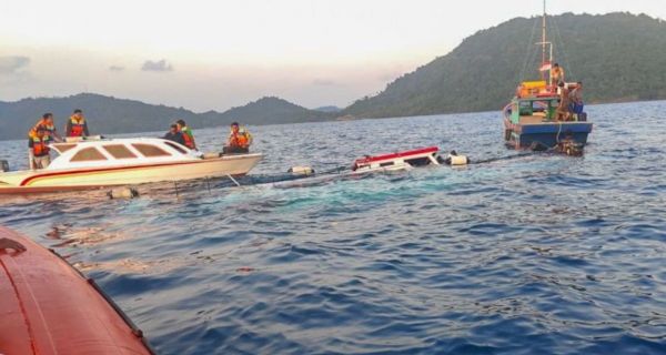 Kapal Pancung Tenggelam di Perairan Belakangpadang Batam, 1 Orang Meninggal Dunia - JPNN.com