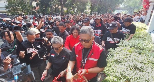 Memperingati Kudatuli, PDIP Bersama Korban Rezim Otoriter Tabur Bunga di Kantor Partai - JPNN.com