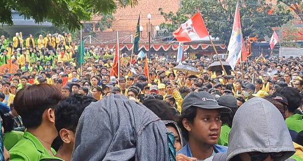 Ribuan Mahasiswa Semarang Geruduk Kantor Gubernur Jateng, Tolak RUU Pilkada - JPNN.com