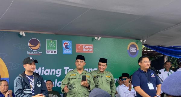 Pilwalkot Bandung 2024, Farhan–Erwin Pakai Baju Hansip Saat Mendeklarasikan Diri - JPNN.com