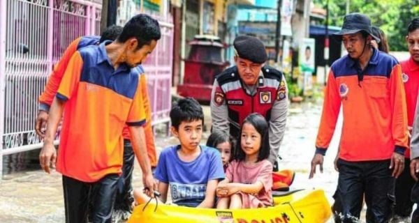 Banjir di Tebing Tinggi, Kemensos Langsung Gerak Cepat Salurkan Berbagai Bantuan - JPNN.com