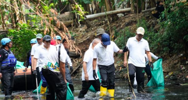 Menteri LH Hanif Faisol Terjun Langsung Bersihkan Sampah di Kali Cipinang - JPNN.com