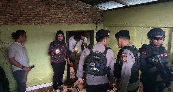 Sarang Narkoba Pekanbaru Digerebek, Brimob hingga Anjing Pelacak Dikerahkan - JPNN.com