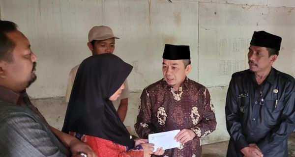 Jazuli Juwaini Kunjungi dan Berikan Bantuan untuk Keluarga Rouf - JPNN.com