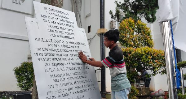 Tukang Bangunan Temukan Prasasti Ledeng Palembang Saat Bobok Dinding - JPNN.com