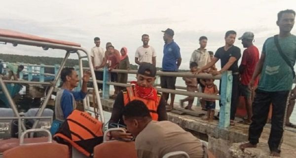 Tim SAR Evakuasi 5 Penumpang Perahu yang Mati Mesin di Tanjung Borang Maluku - JPNN.com