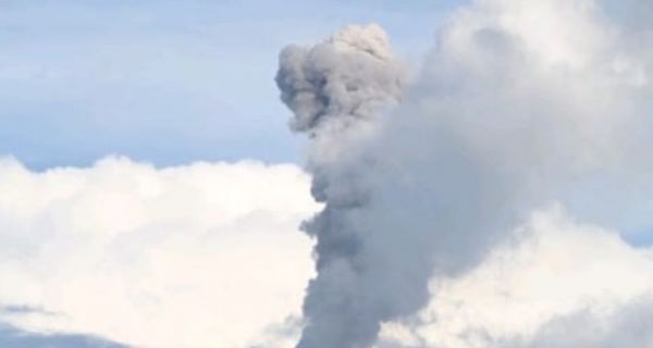 Gunung Ibu Erupsi 2 Kali, Lontarkan Abu Setinggi 500 Meter - JPNN.com