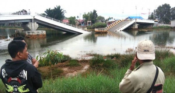 Bruk, Jembatan Baru Dua Tahun senilai Rp 17 M Ambruk - JPNN.com