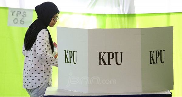 Komisi II DPR Belum Terima Laporan Identitas Ganda - JPNN.com