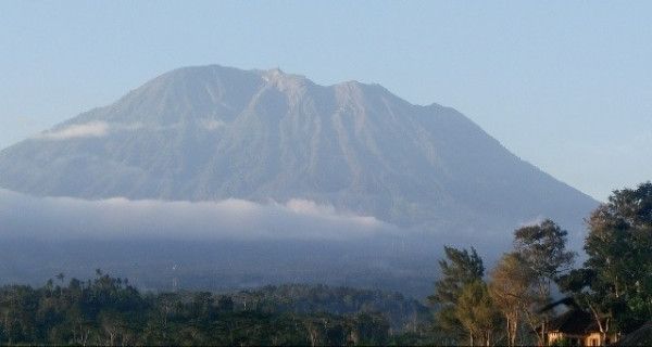 Gunung Agung Meradang, Warga Manula dan Hamil Didata - JPNN.com