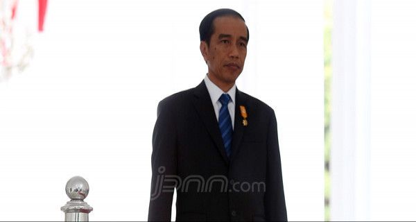 Jokowi Tantang Siapa yang Mau jadi Presiden Naik ke Panggung - JPNN.com