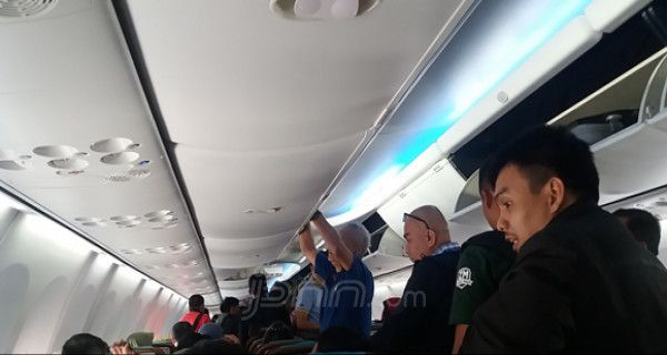 Alasan Bandara Tutup, Ratusan Penumpang Garuda Disuruh Turun - JPNN.com