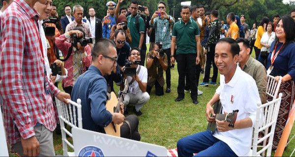 Lihat, Pak Jokowi Kumpul Bareng Anak Muda di Istana Bogor - JPNN.com