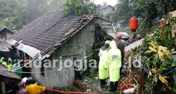 Talud Pelindung Makam Jebol, Mbah Painem Terjebak Longsor - JPNN.com