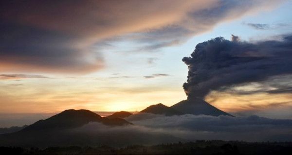 Gunung Agung Erupsi, Bandara Ngurah Rai Aman - JPNN.com