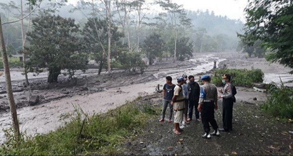 Lahar Dingin Gunung Agung jadi Tontonan Warga - JPNN.com